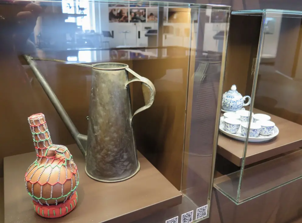 Flasks, and teacups set. 