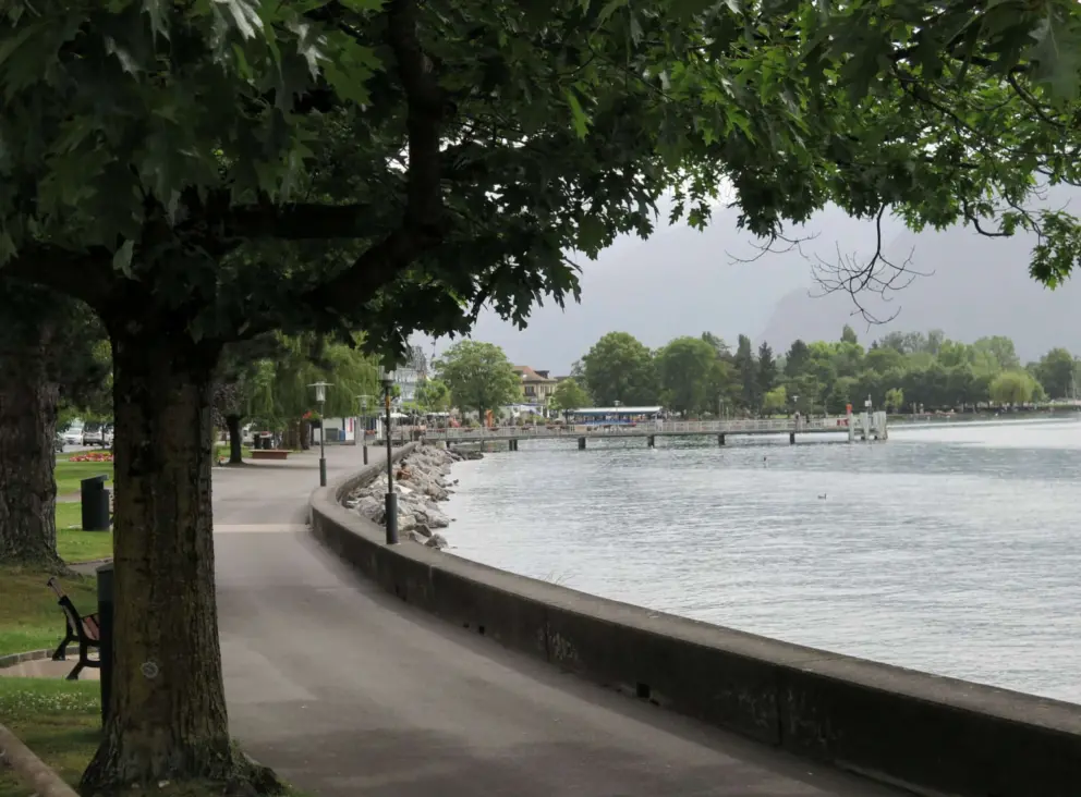 The walkway on the waterfront is so scenic. 