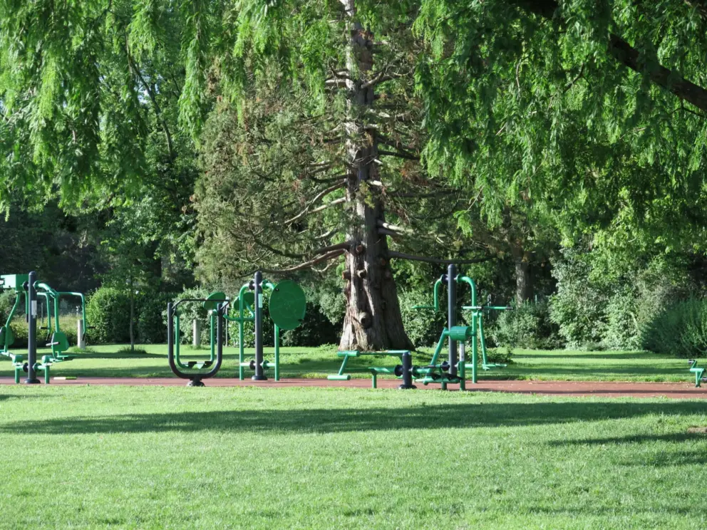 Exercise stations and beautiful trees, along the path as you leave Quai de la Tournette. 