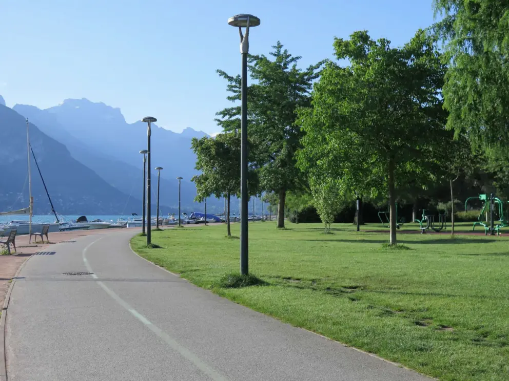 The walking path as you leave Quai de la Tournette and head toward the Port d'Annecy. 