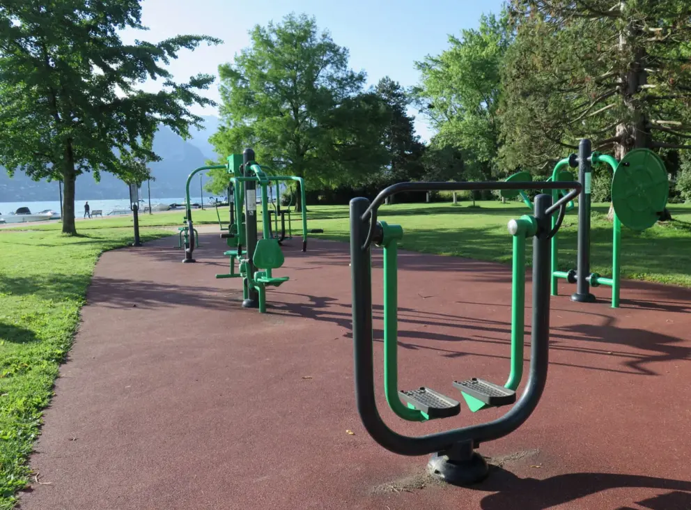 Exercise stations (Appareils de Sport Plein Air, on google maps).