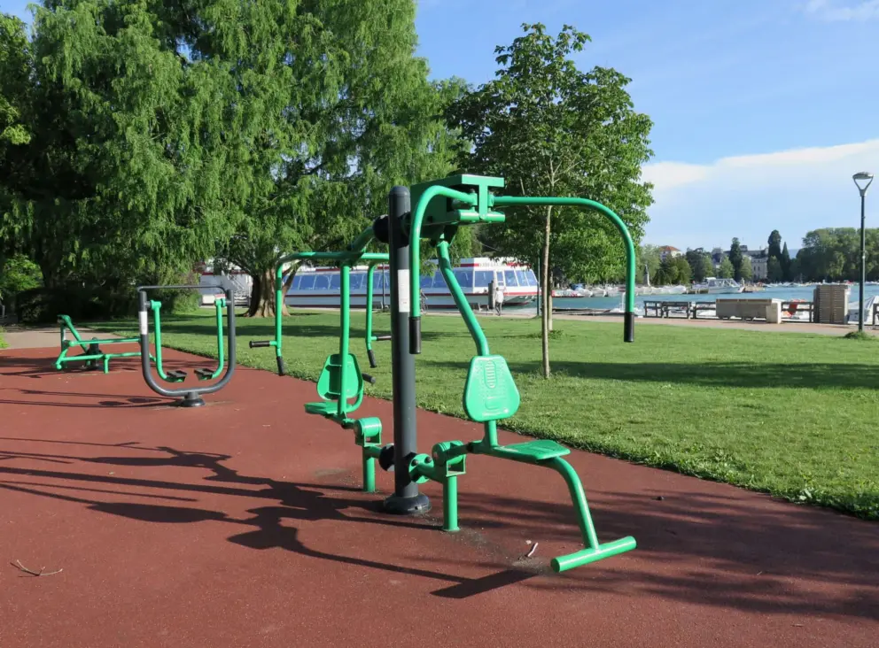 Exercise stations with a view of the water, along the path as you leave Quai de la Tournette. 
