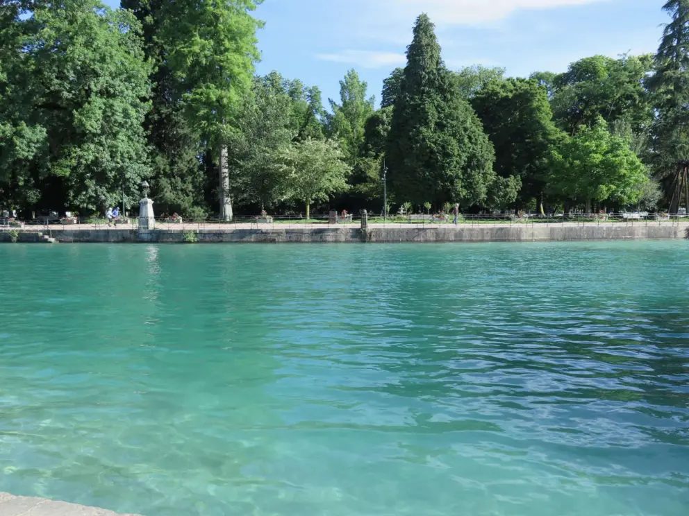 Looking across the inlet at Jardins de l'Europe, from Quai de la Tournette. 