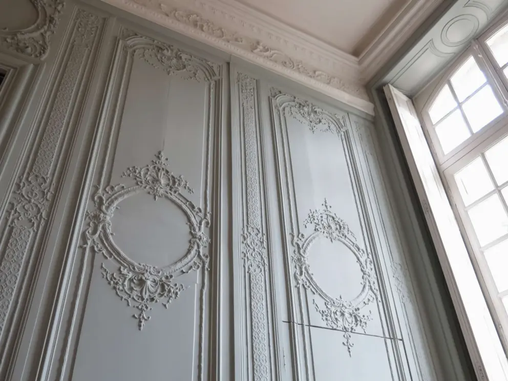 Detail on the wall and ceiling of the mansion.