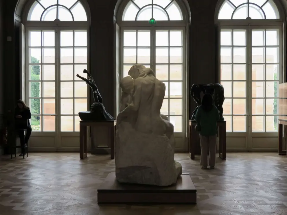 The Kiss, with arched windows behind. 