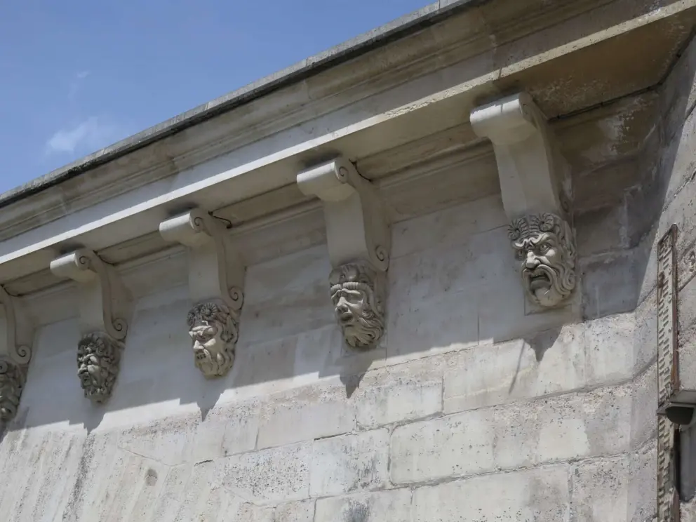 Heads on Pont Neuf. 
