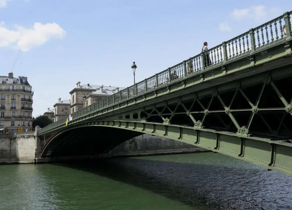 Pont d'Arcole, a green metal bridge. 