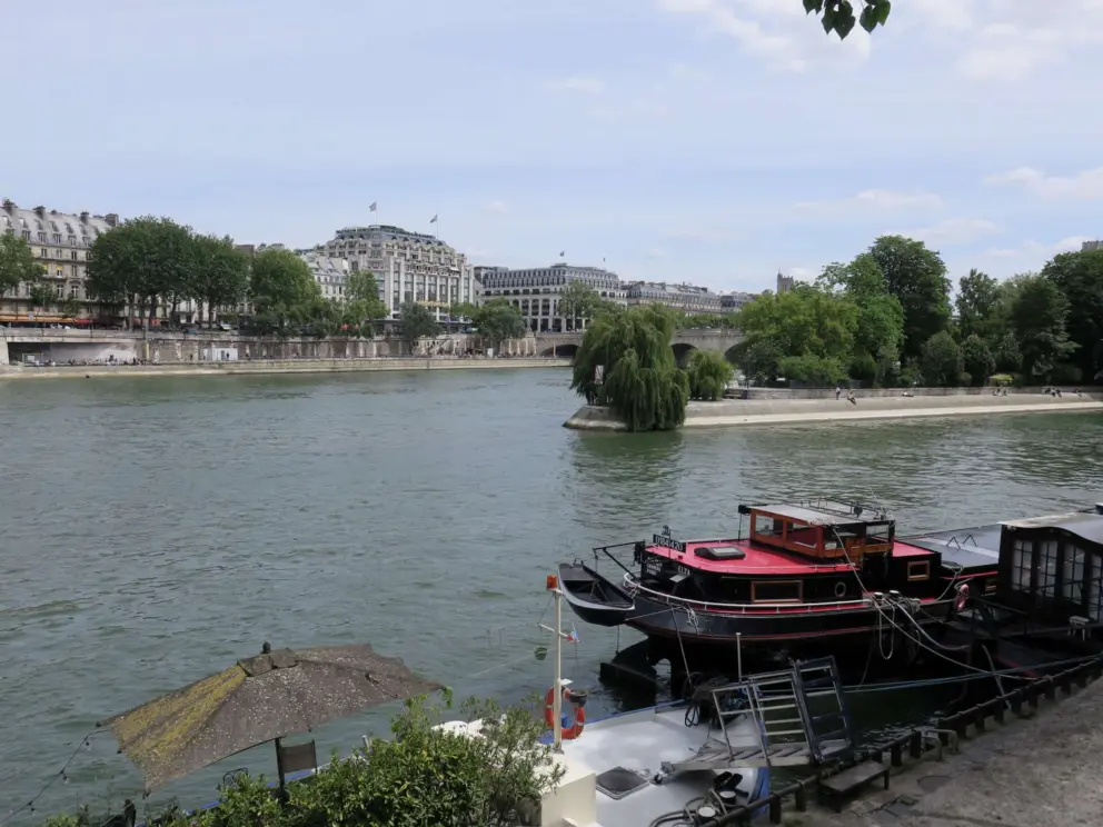 Square du Vert-Galant, on the tip of the island, Ile de la Cite,
in the middle of the Seine. 