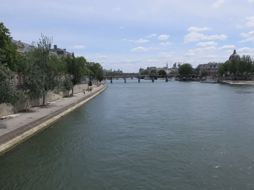 View of both sides of the Seine from Pont du Carrousel.