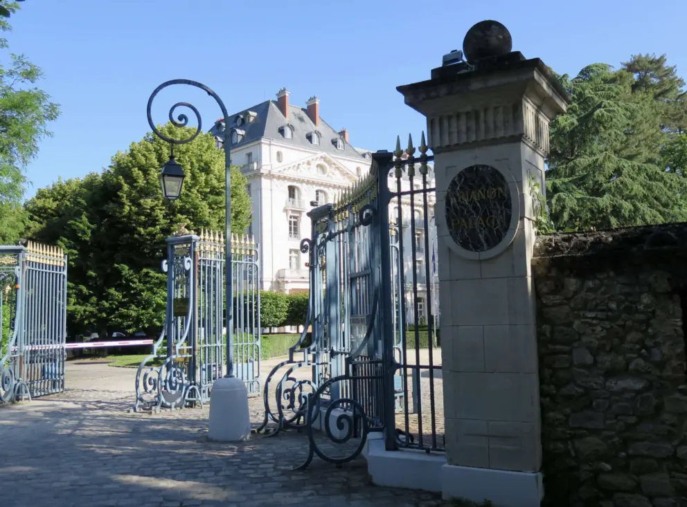 The gate to Trianon Palace. 