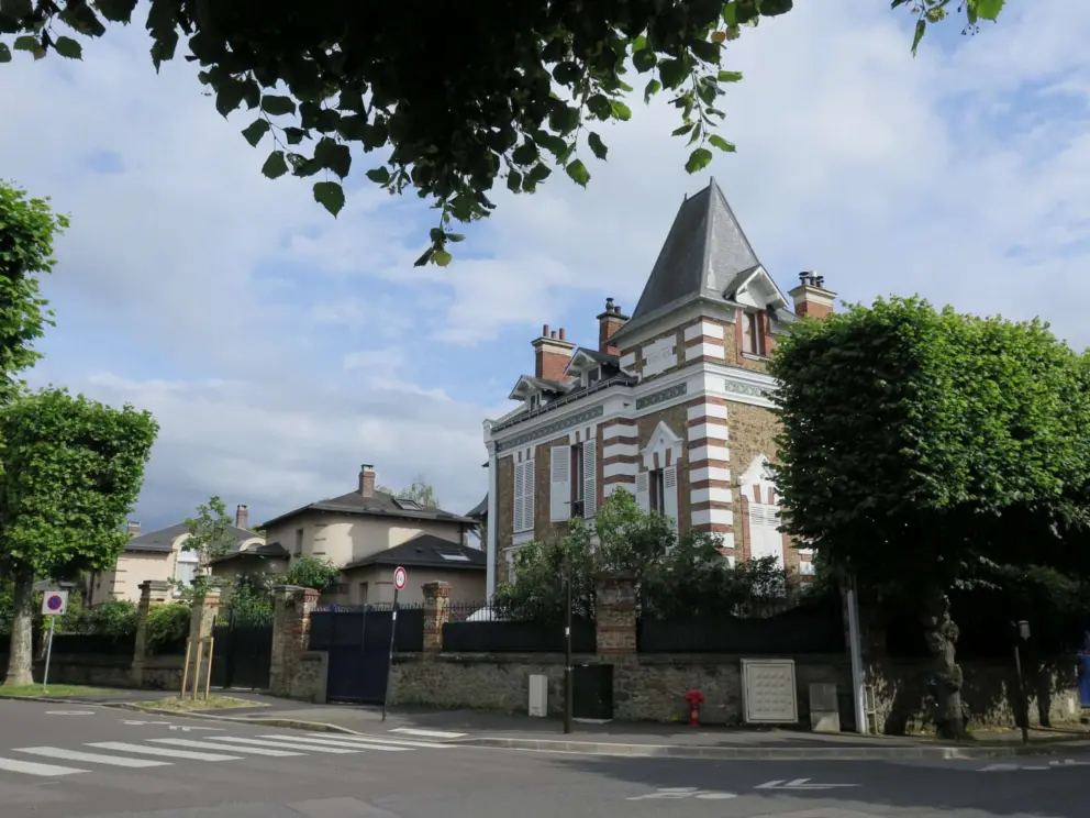 House with pretty architecture. 