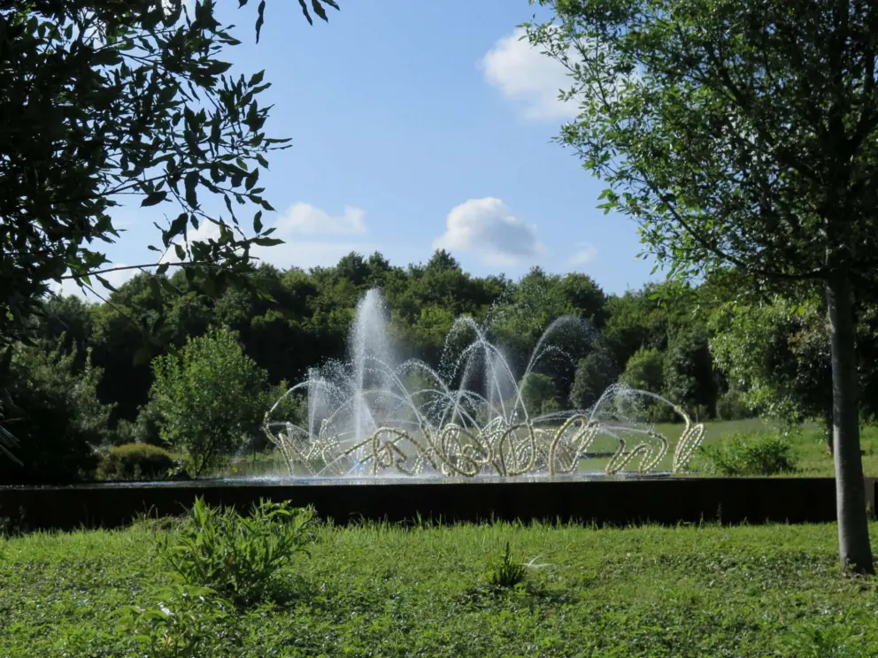 Bosquet du Theatre d'Eau has a modern sculpture with water spraying from blown-glass beads gilded with goldleaf. 