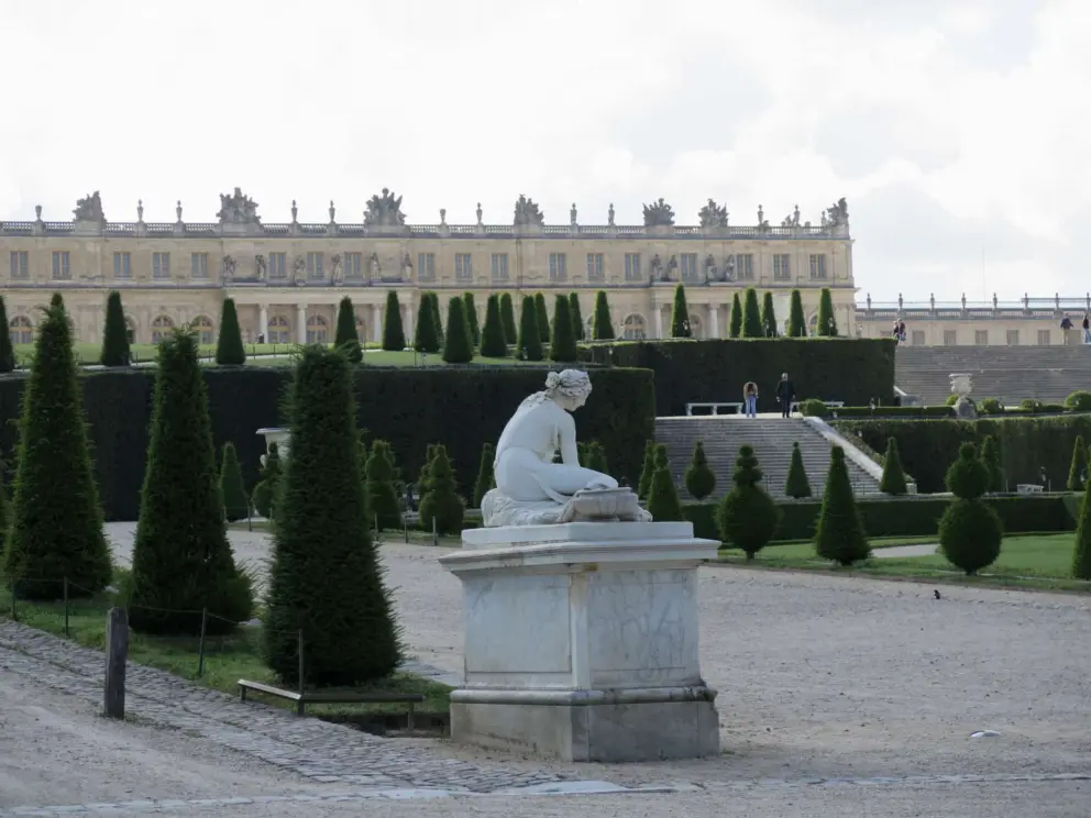 Sculpture and topiaries with the palace behind. 