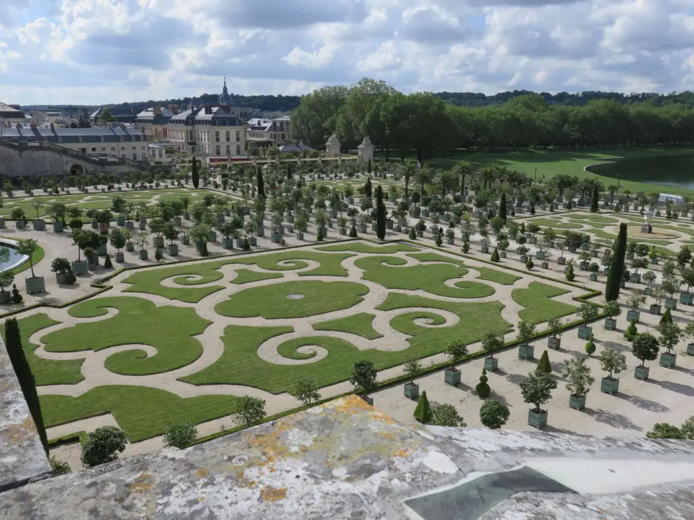 I love the design of the lawn at the Orangerie. 