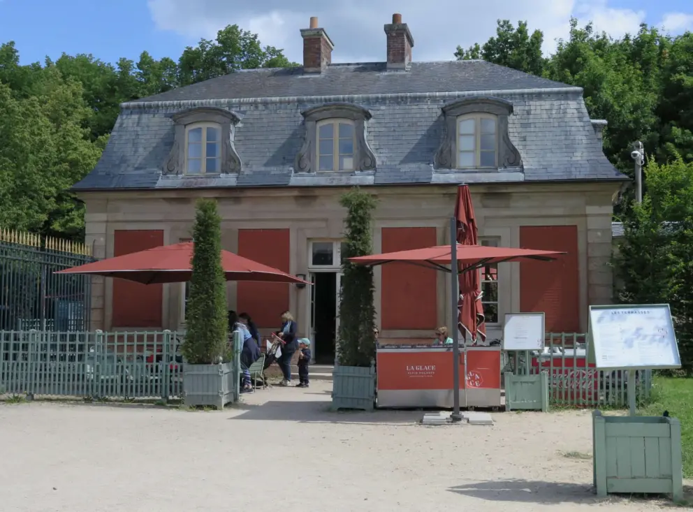 Les Terrasses, which sells Quiche Lorraine by the grand canal. 