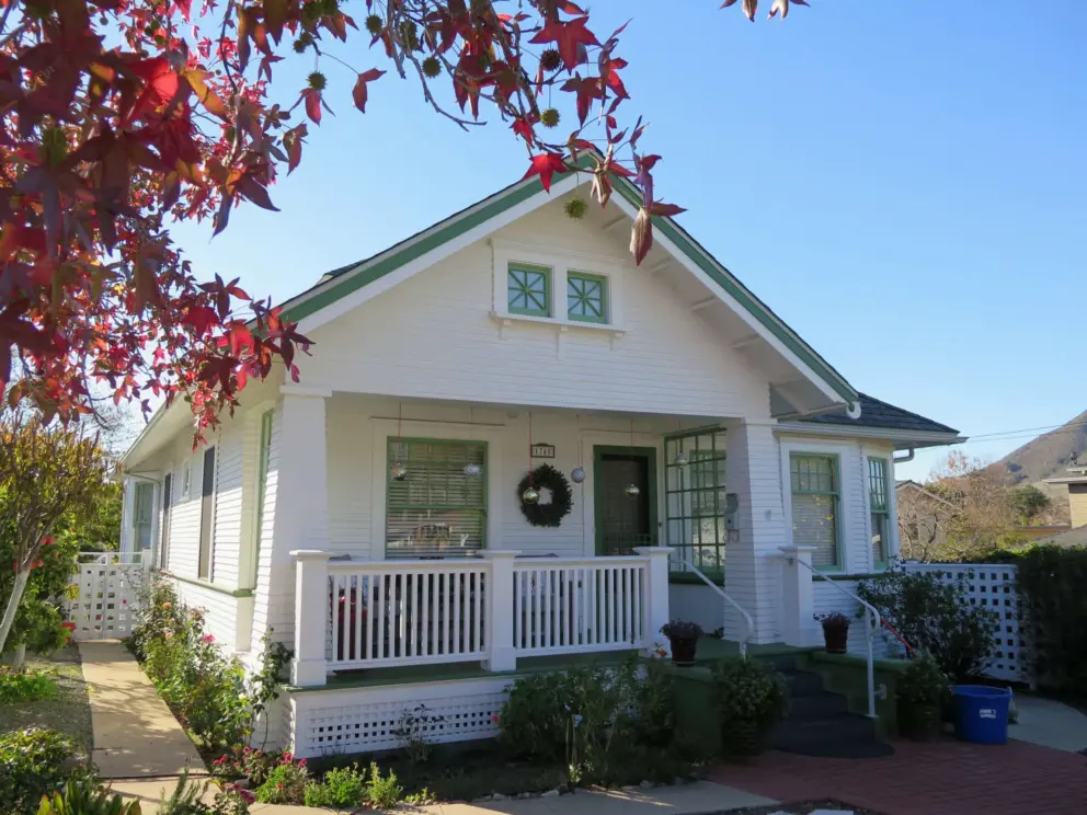 Another sweet house. I love these houses. All new houses should be built in this style!