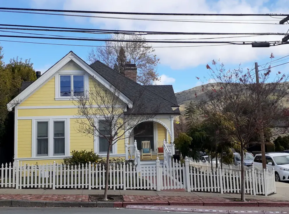Yellow houses are always cute. 