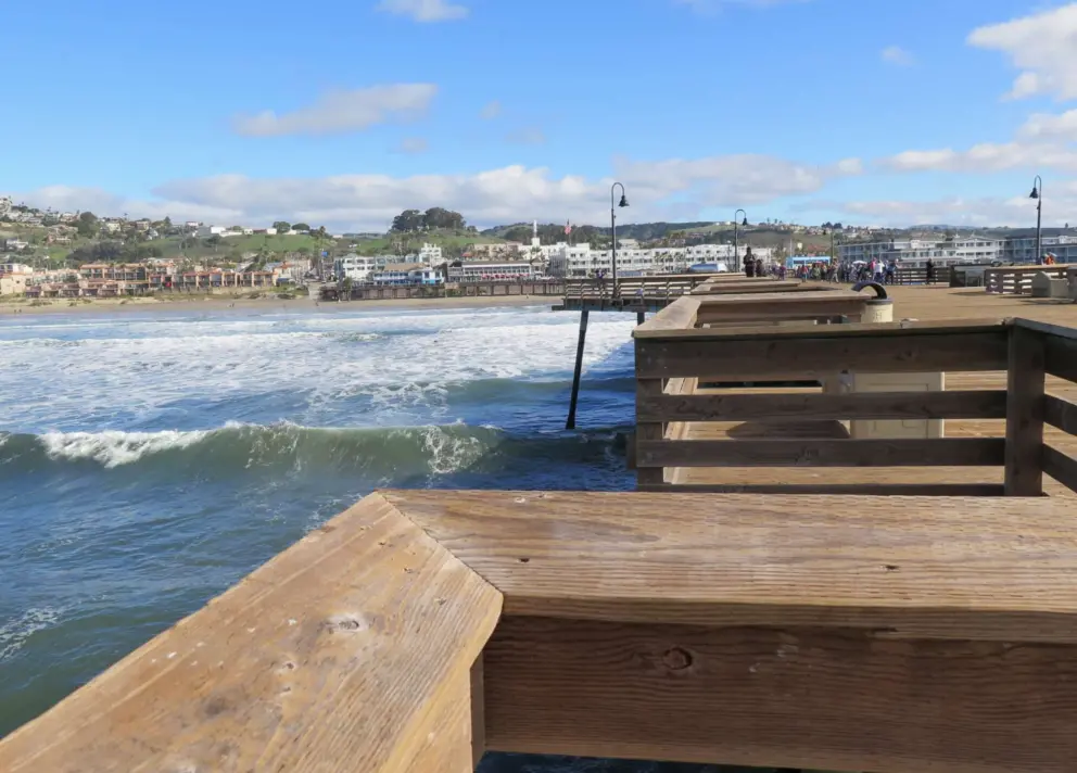 It's wonderful to watch the waves from the pier. 