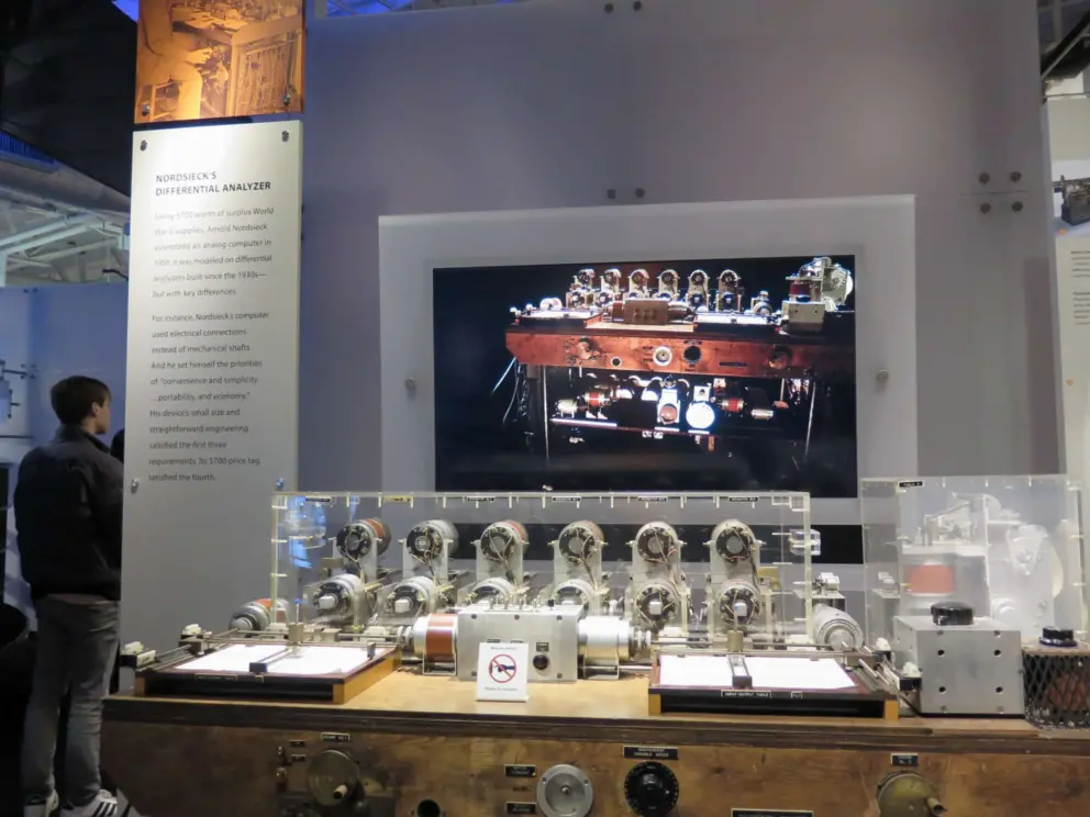 Nordsieck assembled an analog computer using World War II surplus supplies. 
