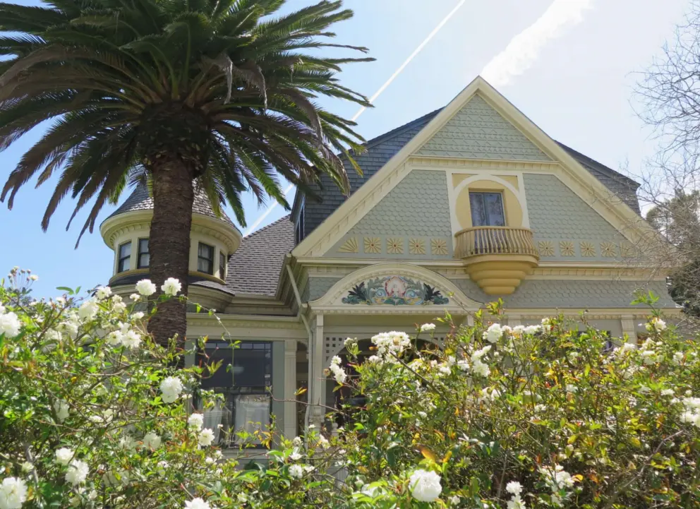 Gorgeous house on the corner of Broad Street and Islay Street. 