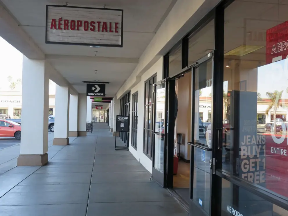 Aeropostale and Converse, and plenty of shaded walkways. 