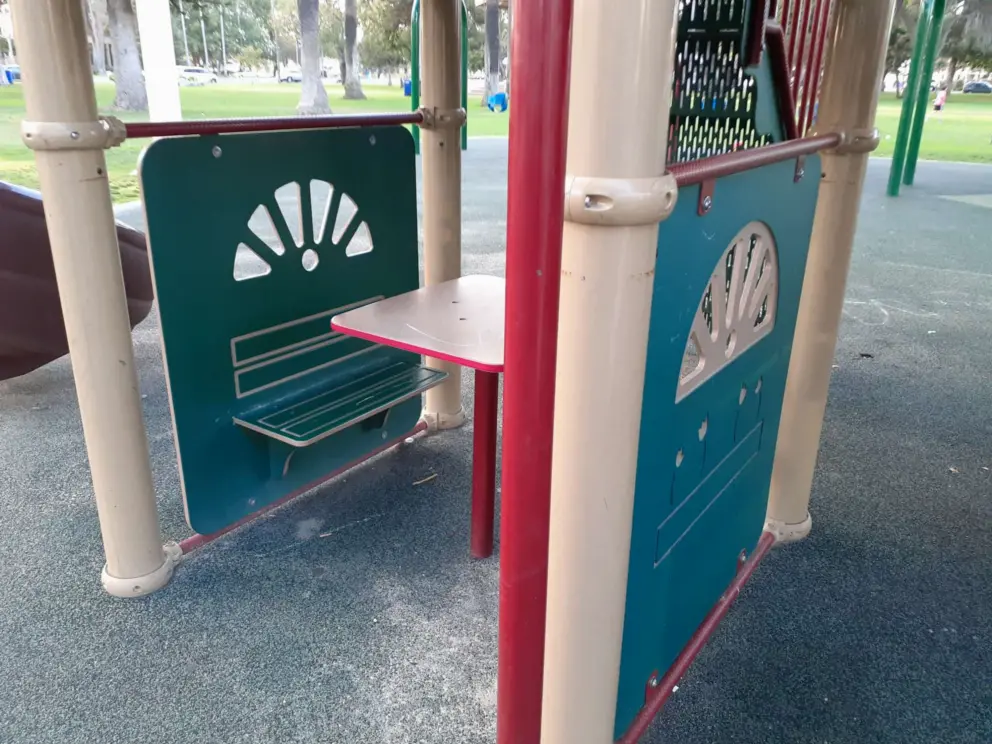 Kids can pretend to sit at a cafe. 