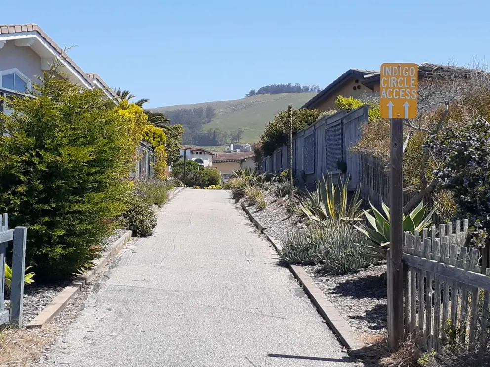 Access from the path to the Indigo Circle neighborhood.