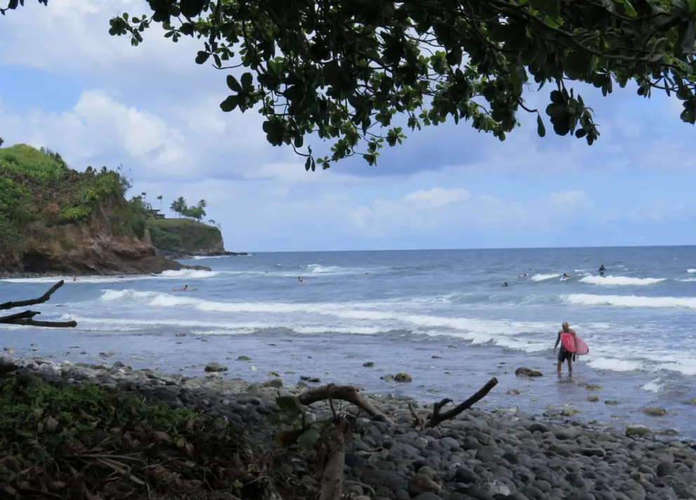 It's not easy to walk back in from the surf on the rocks. 