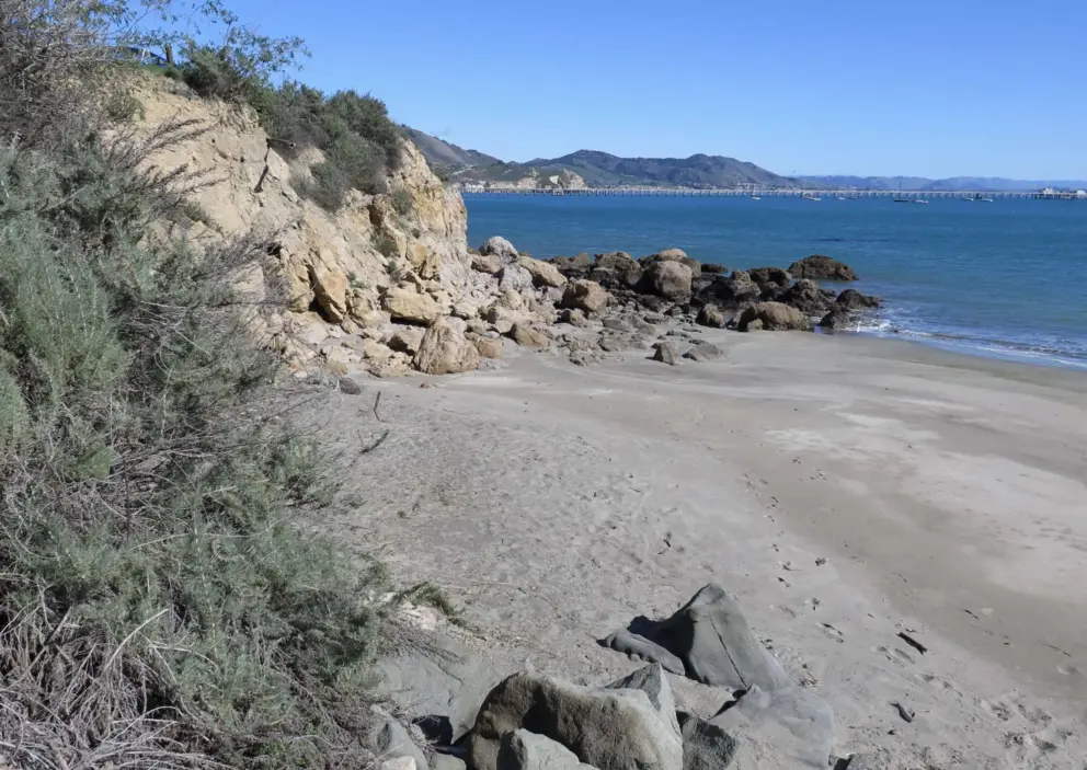 It looks cozy to your left when you arrive at the sand. 