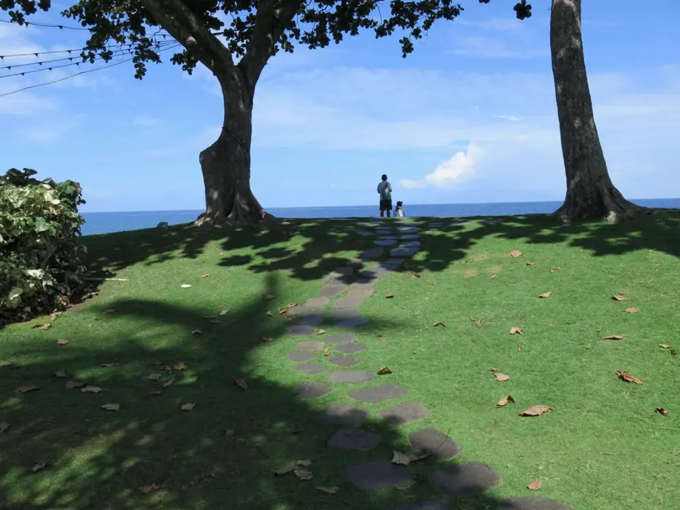 The wonderful stepping stone path at the lawn north of Wailea Beach Resort. 