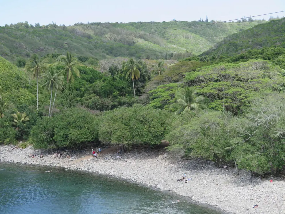 The beach of huge pebbles is not very appealing as a hang-out spot. 