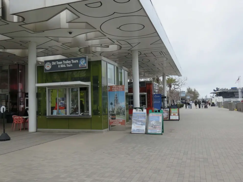 A touristy ticket office at Embarcadero.