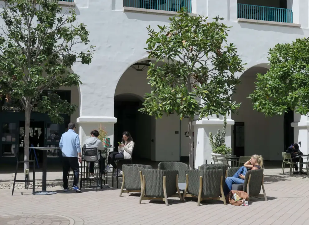 Nice spots to sit in a plaza. 