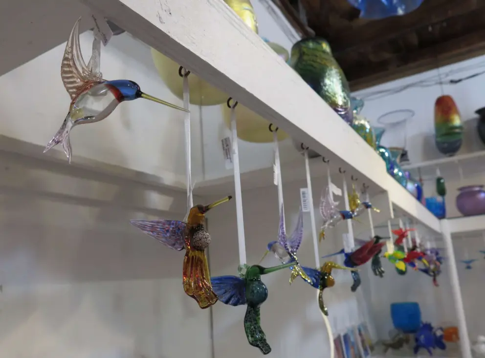 Hummingbirds in glass. 