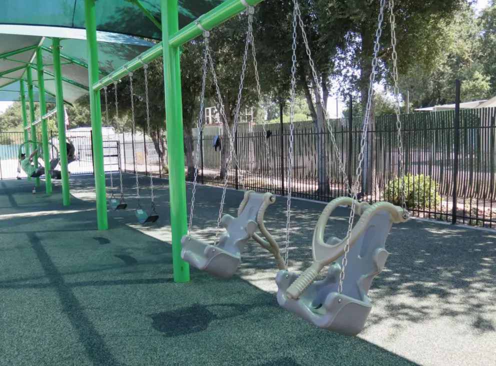 Zero-G swings with harness, swings, baby swings, face-to-face swings, in the shade. 