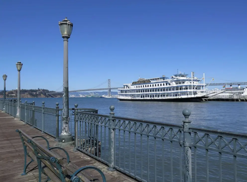 A bench where you can admire San Francisco Belle, a steamboat.