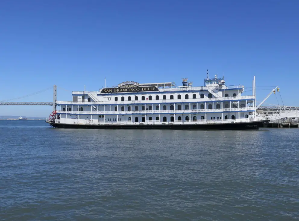 San Francisco Belle, with the Bay Bridge behind. From Pier 7 you can see the boat very well. 