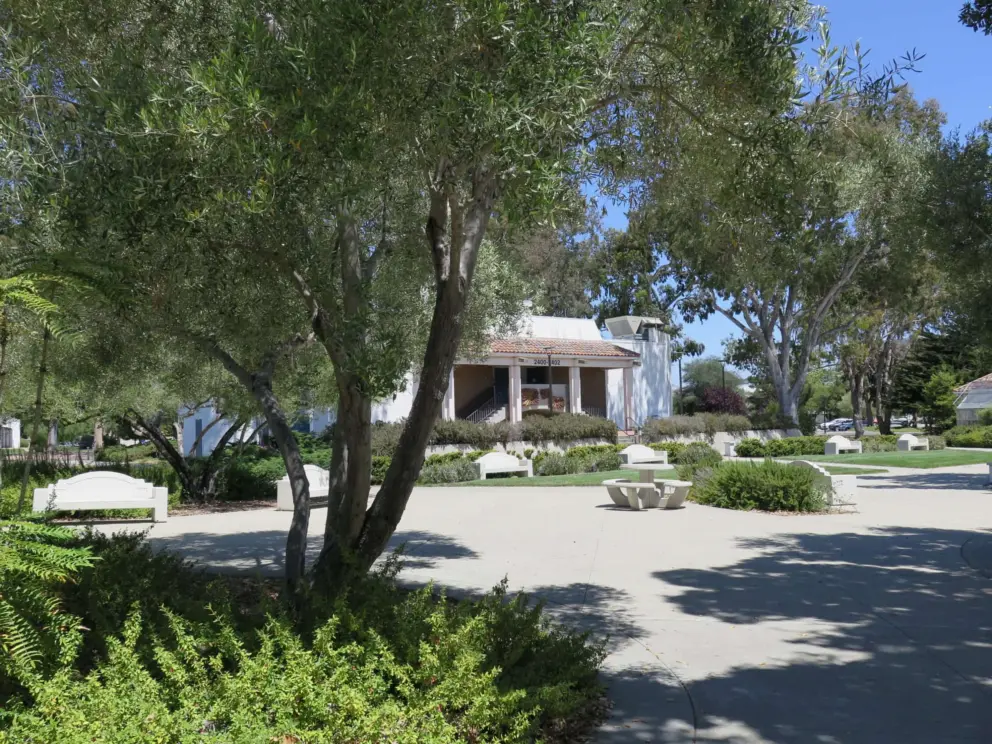 A nice circle of benches for relaxing.