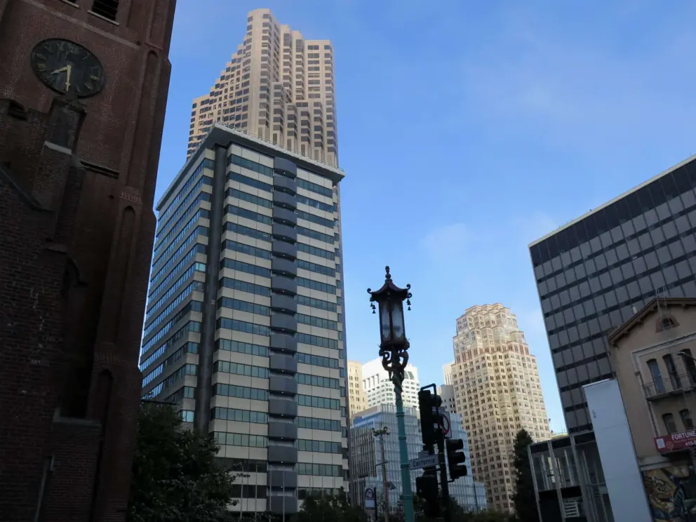 Lovely silhouettes of the lamppost and highrises. 
