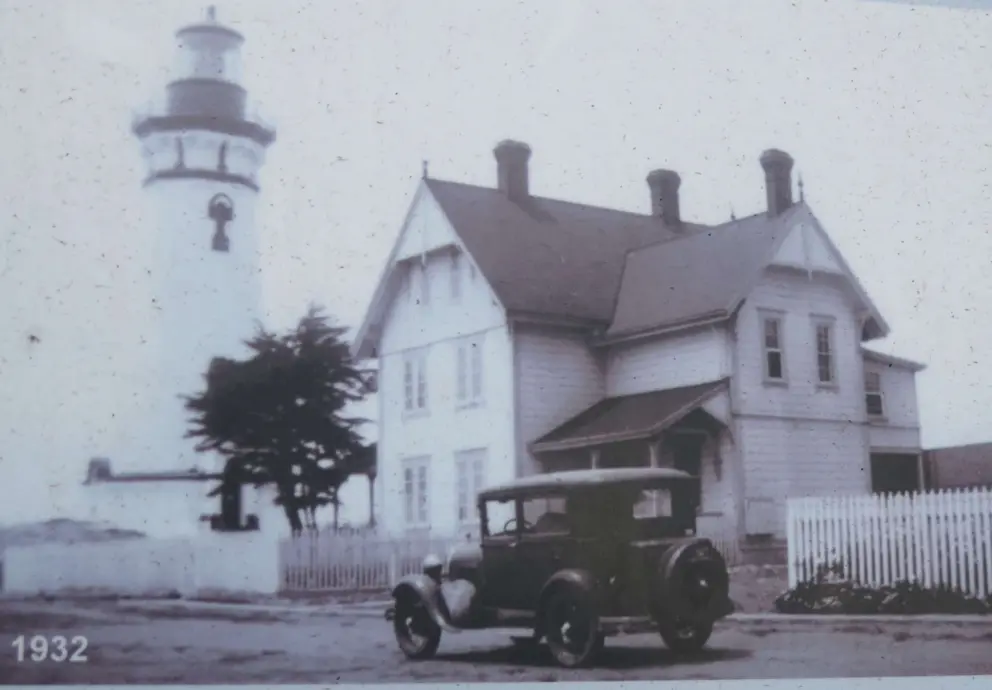 What the lighthouse looked like in 1932 when it had a Victorian house for the lighthouse keeper's family and assistant's family. It now has plain 1960s ranch houses. 