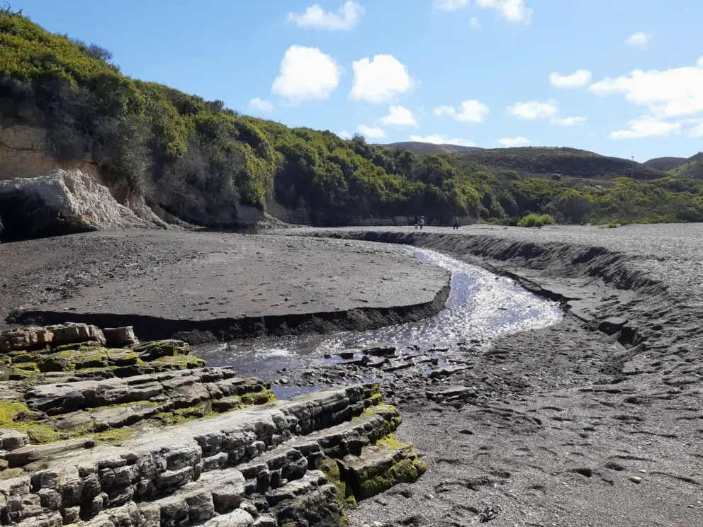 The creek flowing to the sea! It is fun!