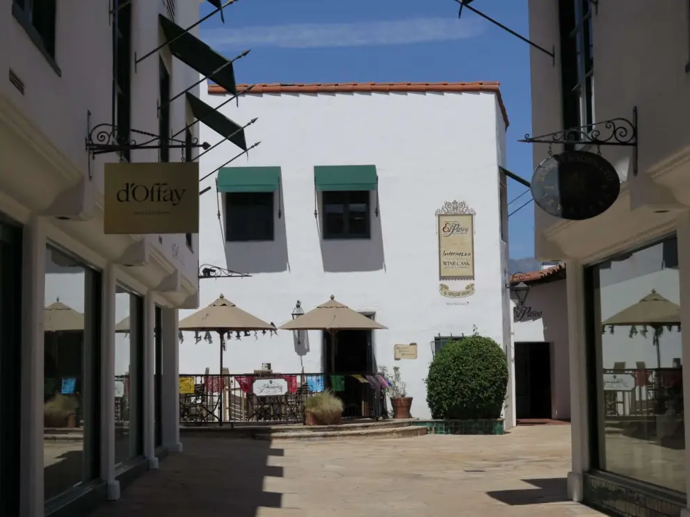 El Paseo looks so pretty with its white lines.