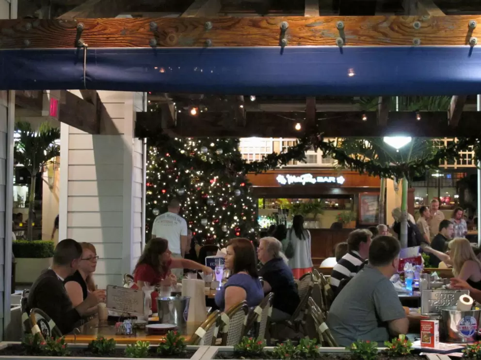 Sheltered outdoor seating at Bubba Gump's. There's lovely atmosphere at night on the third level at Ala Moana Mall.
