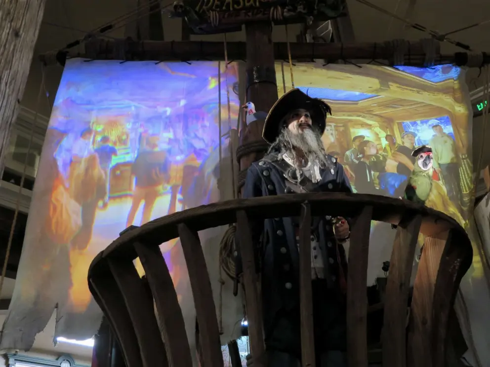 Priate and his parrot, where you pay. 