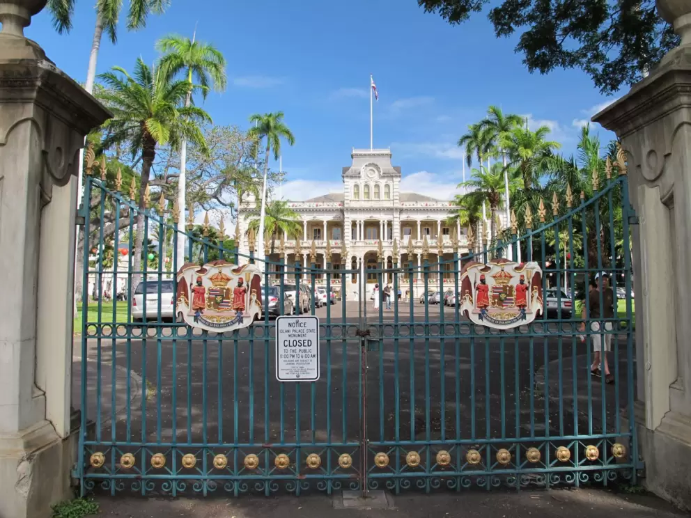 I love the gate with the royal coat of arms. Looks very European.