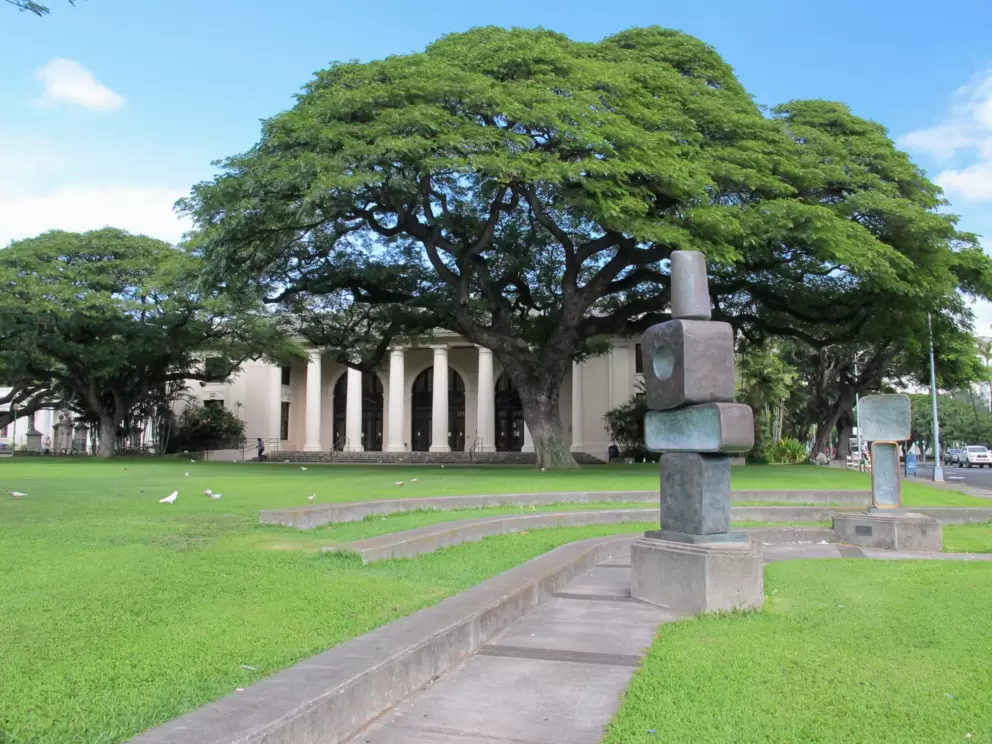 Hawaii State Library, and statue in front.
