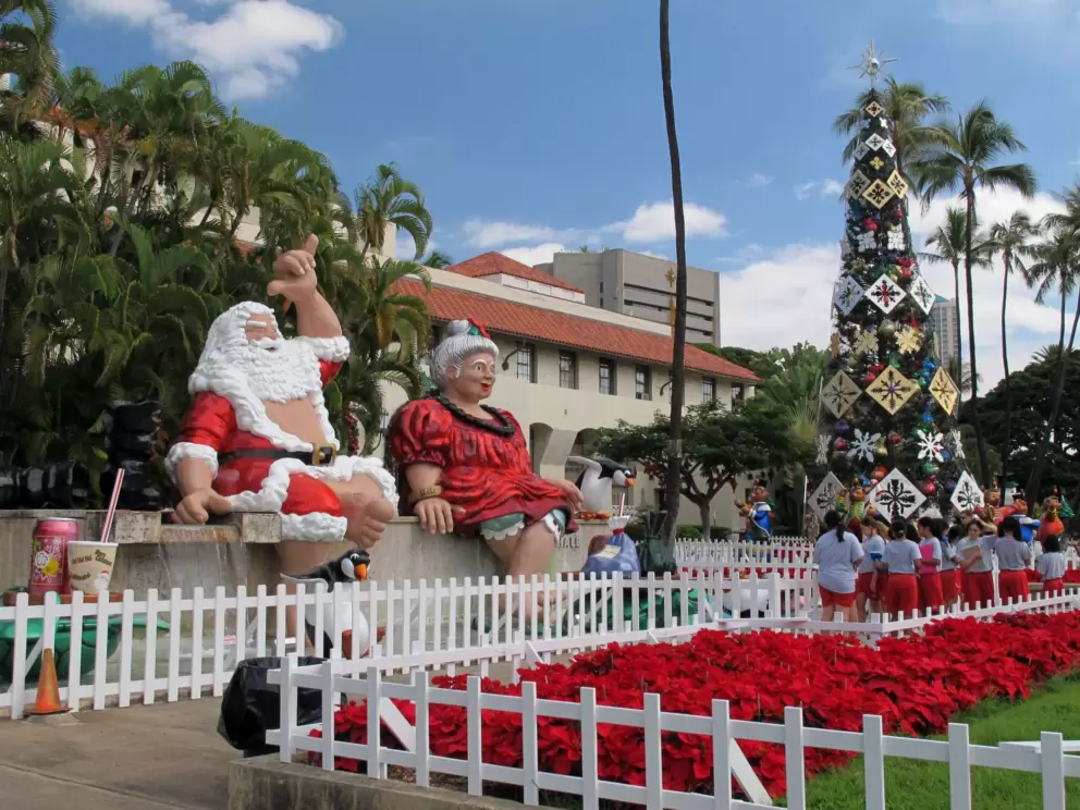 Christmas in Hawaii at Honolulu Hale- the famous Santa and his wife!