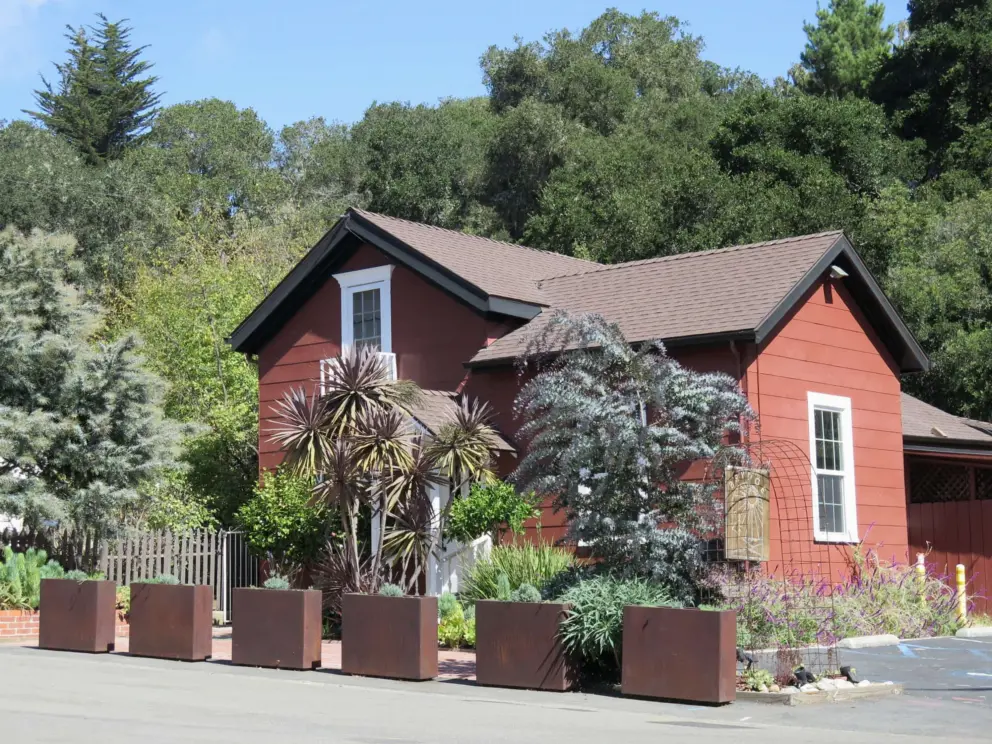 Brydge Cafe, an expensive restaurant in a historic red house on Bridge Street. 