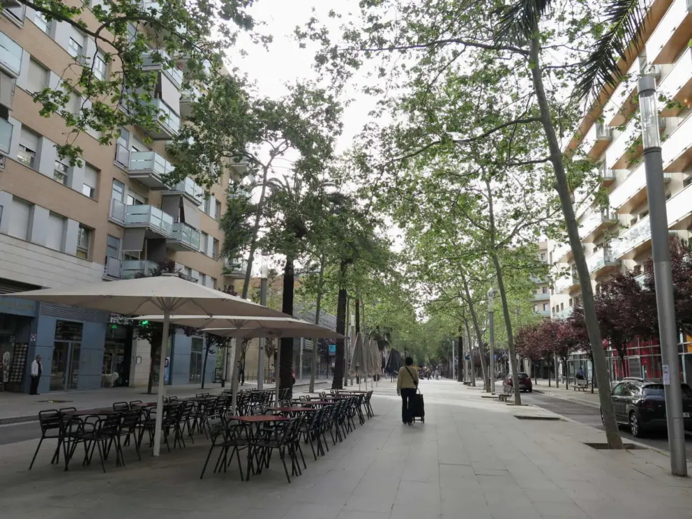 The spacious walkway that runs down Rambla del Poblenou. 