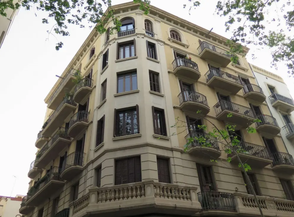 An elegant building on Rambla del Poblenou. 